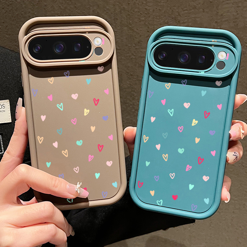 حافظة ناعمة ملونة على شكل قلوب - مراجعة Google Pixel 9 وسعره